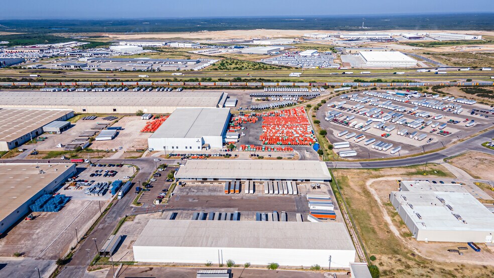 More Photos Of 13806 N Unitec Dr, Laredo Warehouse For Lease