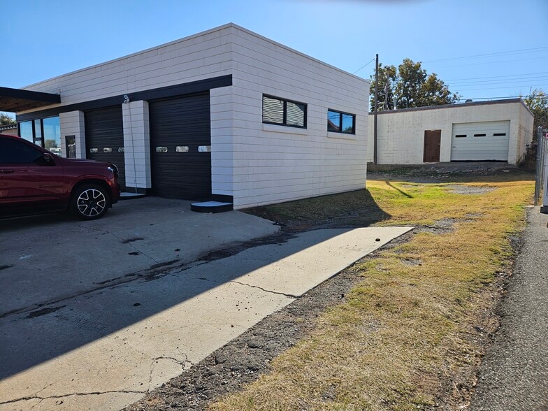 More Photos Of 1000 W Main St, Yukon Auto Repair For Sale