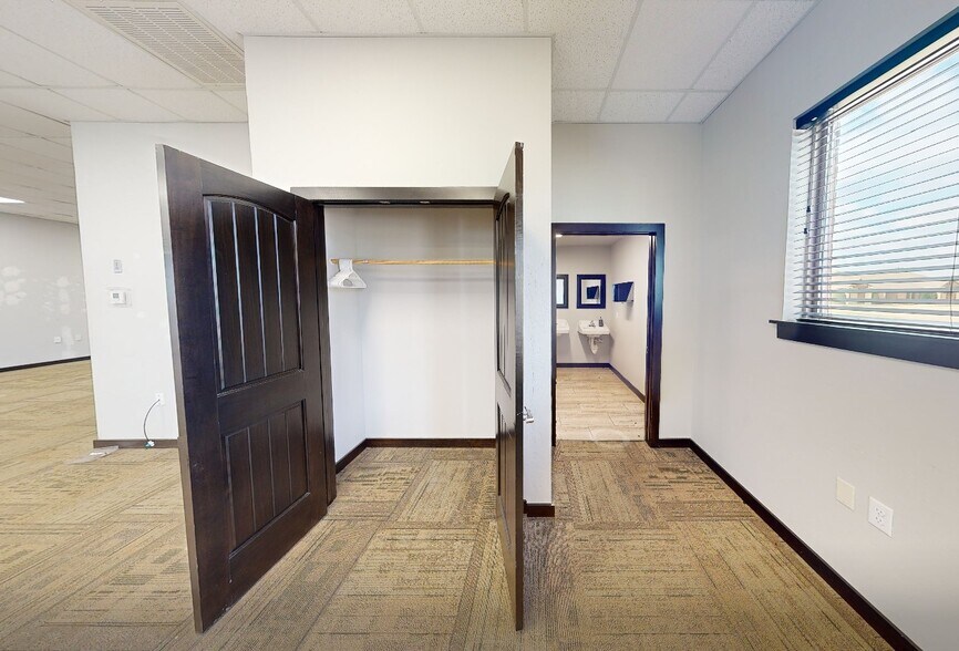 More Photos Of 1716 Signal Ridge Dr, Edmond Office For Sale