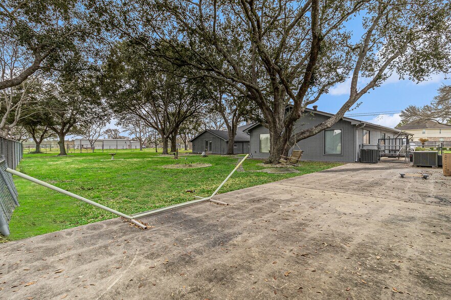 More Photos Of 1454 Oday Rd, Pearland Light Manufacturing For Sale