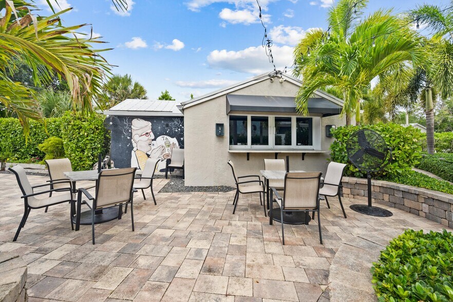 More Photos Of 514 NW Dixie Hwy, Stuart General Retail For Sale