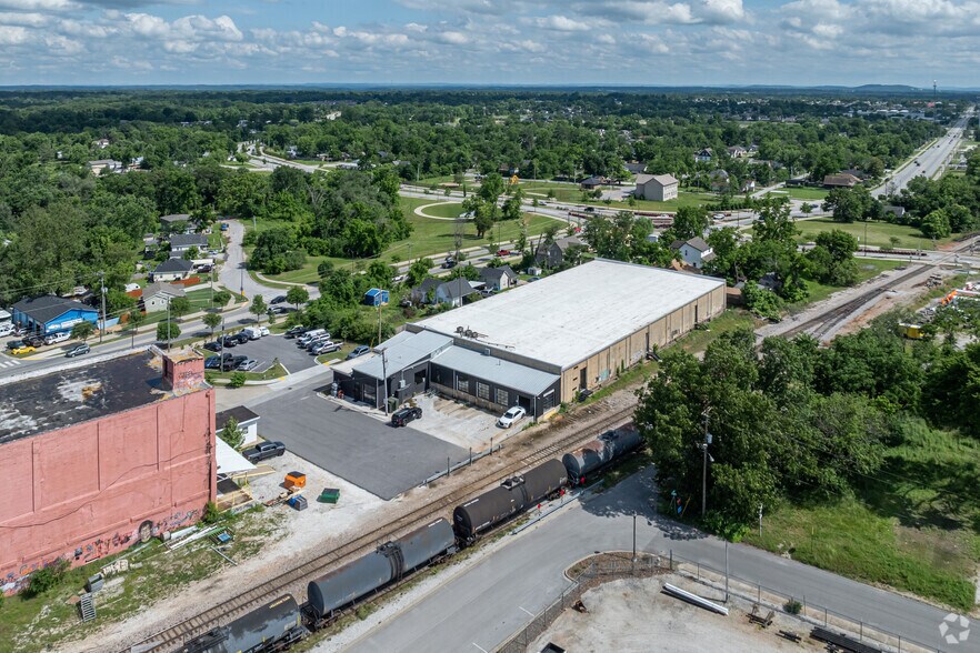 More Photos Of 600 S 1st St, Rogers Warehouse For Lease