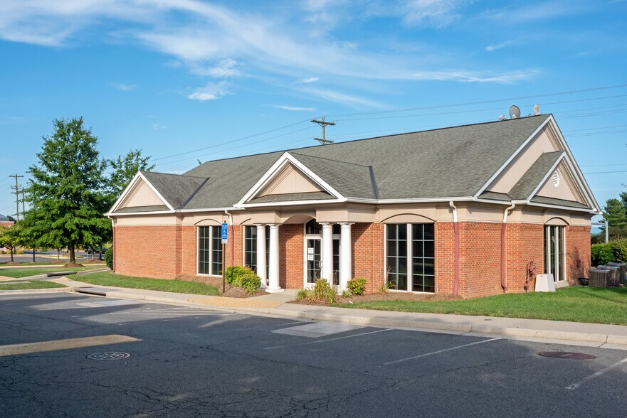 More Photos Of 6130 Redwood Sq, Centreville Bank For Lease