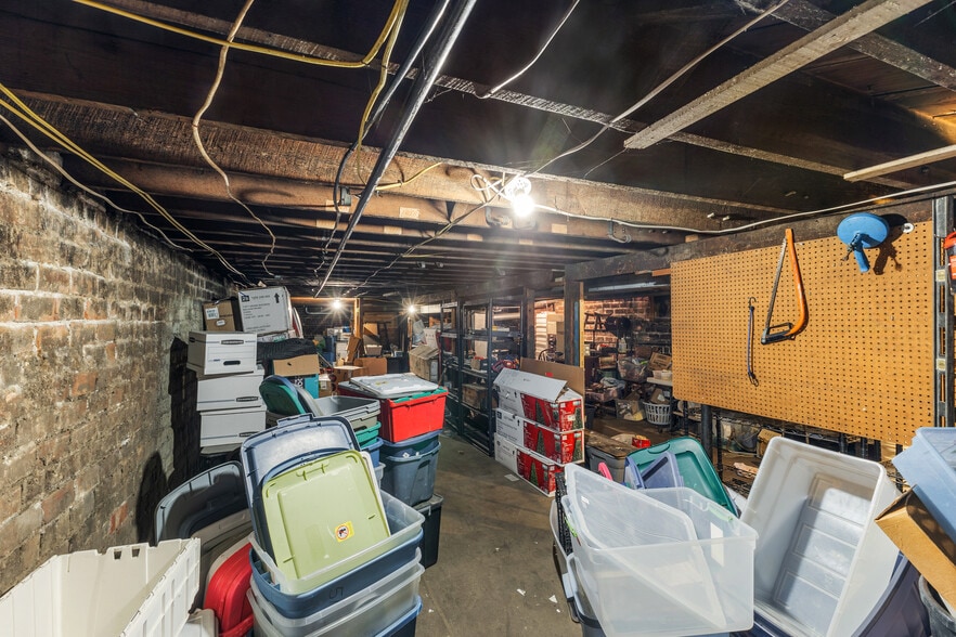 More Photos Of 160 E Morgan St, Martinsville Showroom For Sale