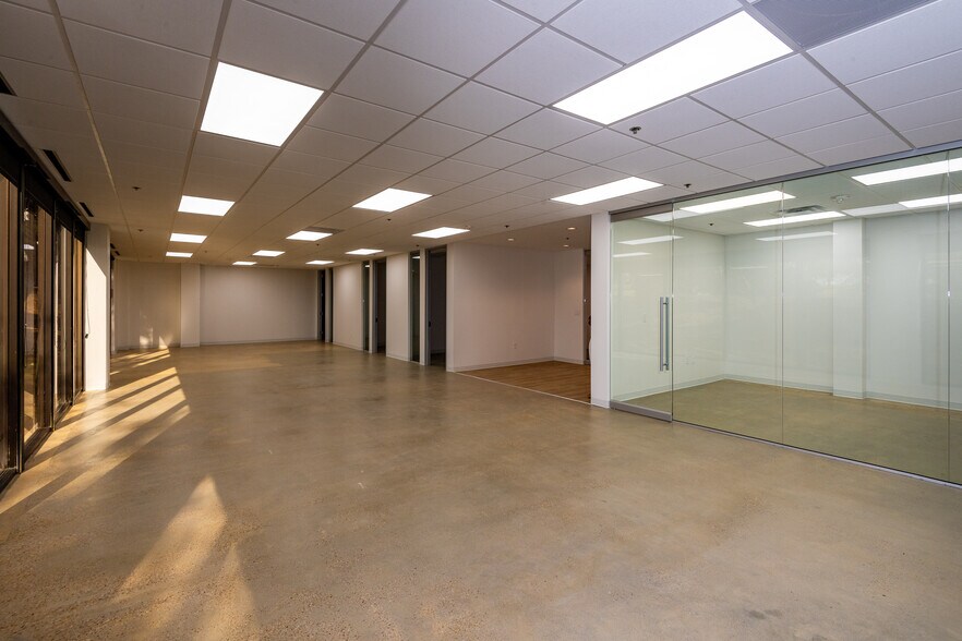 More Photos Of 104 Decker Ct, Irving Unknown For Lease