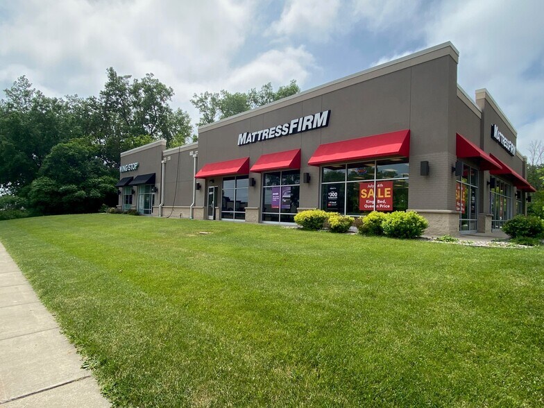 More Photos Of 2626 S Oneida St, Green Bay Storefront For Lease