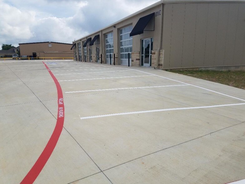 More Photos Of 811 Stonecrest Rd, Argyle Showroom For Lease