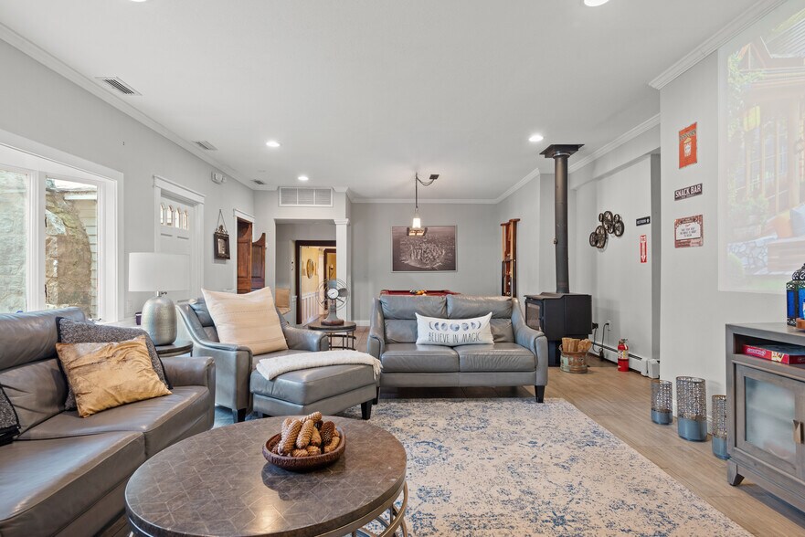 More Photos Of 2735 PA-390, Canadensis Hospitality For Sale