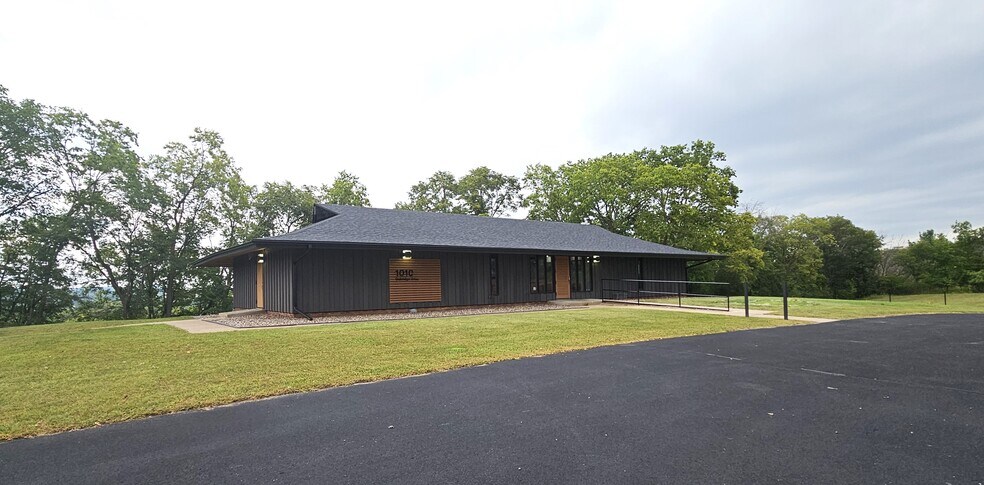 More Photos Of 1010 Oak Ridge Dr, Eau Claire Loft Creative Space For Lease