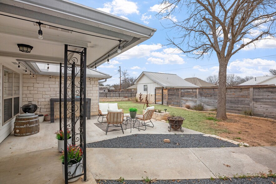 More Photos Of 608 W Morse St, Fredericksburg Specialty For Sale