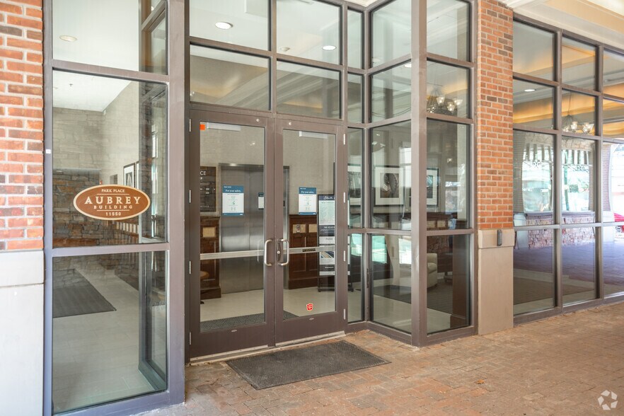 More Photos Of 11551 Ash St, Leawood Unknown For Lease
