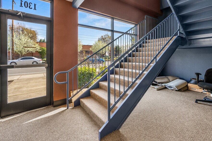 More Photos Of 1301 Poplar Dr, Medford Medical For Lease