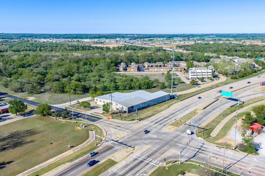 More Photos Of 2451 Van Buren St, Norman Warehouse For Lease