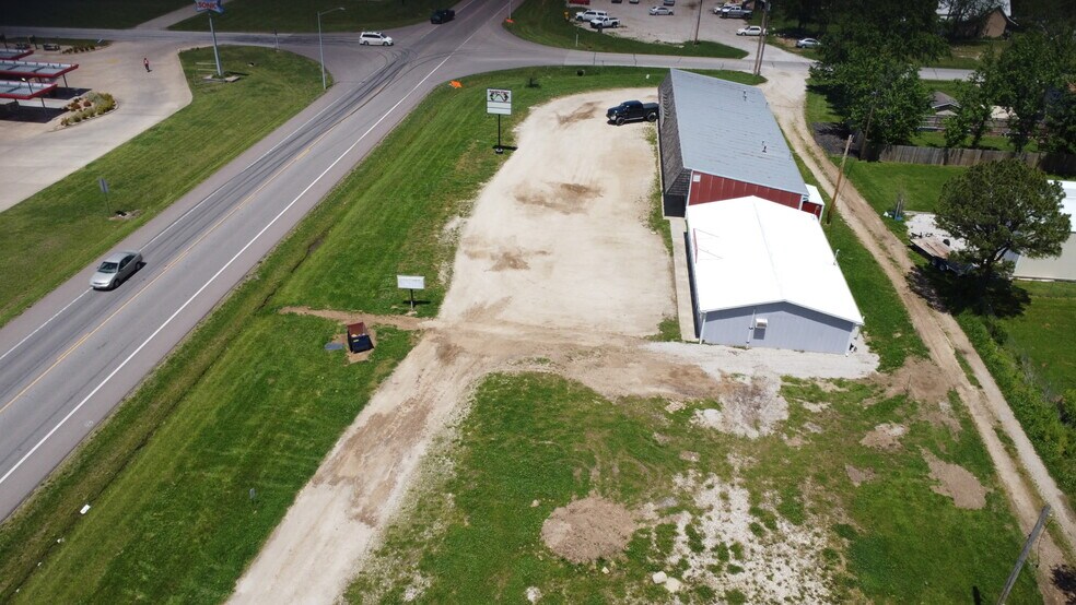More Photos Of 402-412 S State Highway 5, Versailles General Retail For Sale