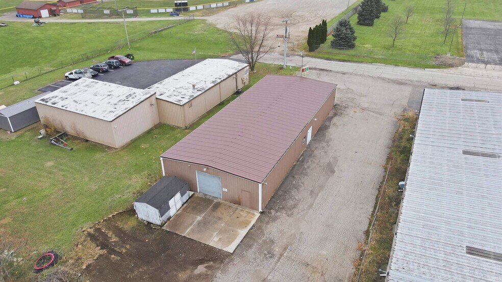 More Photos Of 1414 Armstong Rd, Warsaw Warehouse For Lease