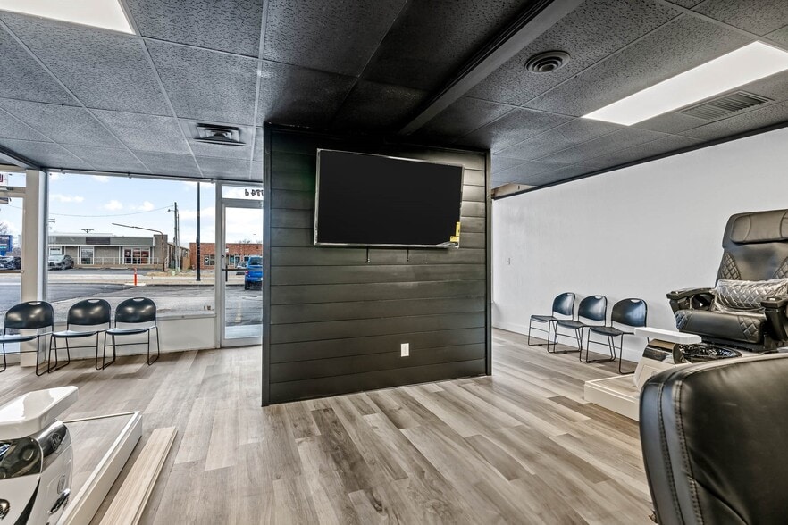 More Photos Of 1774 S Grant Ave, Springfield General Retail For Sale