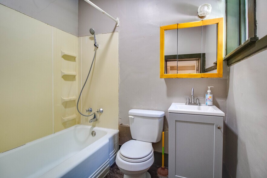 More Photos Of 1011 State St, Alton Apartments For Sale