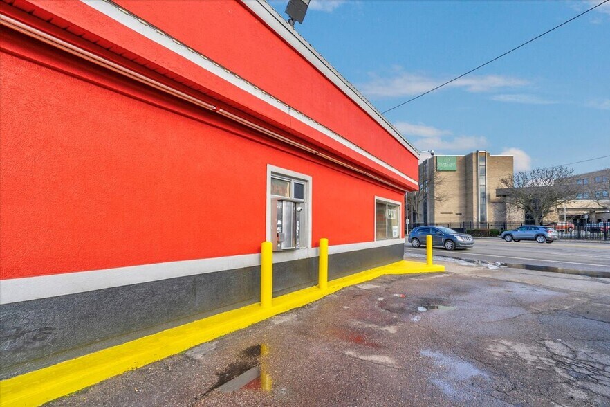 More Photos Of 14987 Gratiot Ave, Detroit Restaurant For Sale