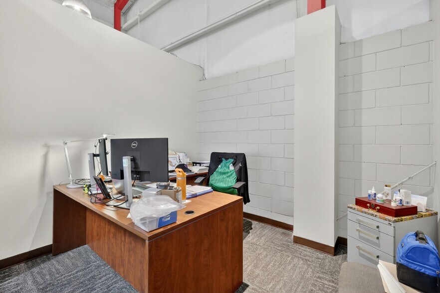 More Photos Of 2721 Pemberton Dr, Apopka Warehouse For Lease