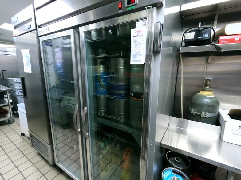 More Photos Of 72 62nd Pl, Long Beach Restaurant For Sale