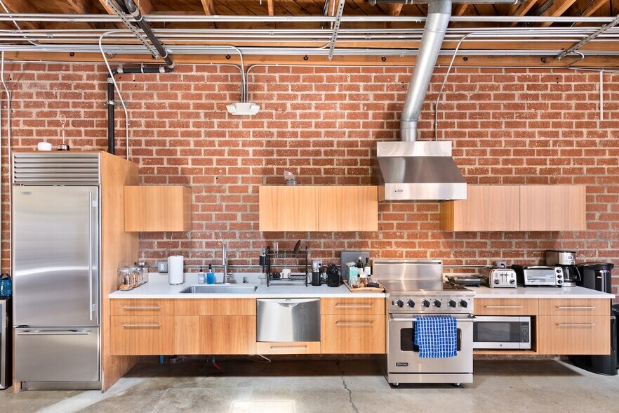 More Photos Of 2332-2340 S Centinela Ave, Los Angeles Loft Creative Space For Sale