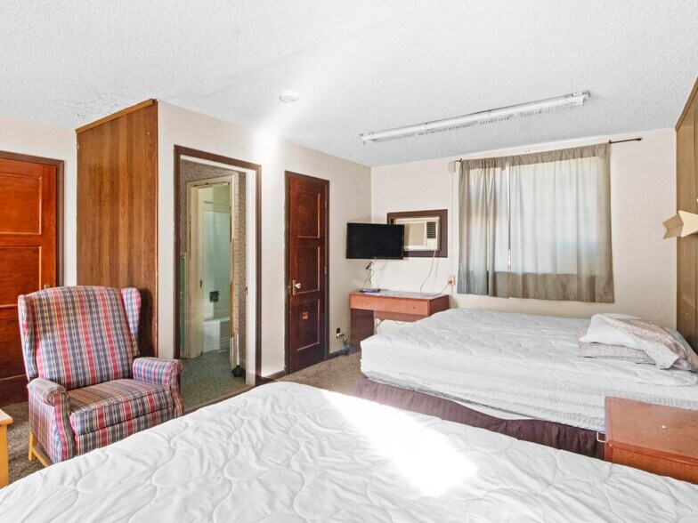 More Photos Of 905 W Spruce St, Rawlins Hotel For Sale