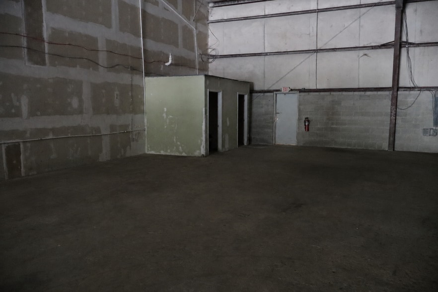 More Photos Of 553 Capital Cir SW, Tallahassee Warehouse For Lease