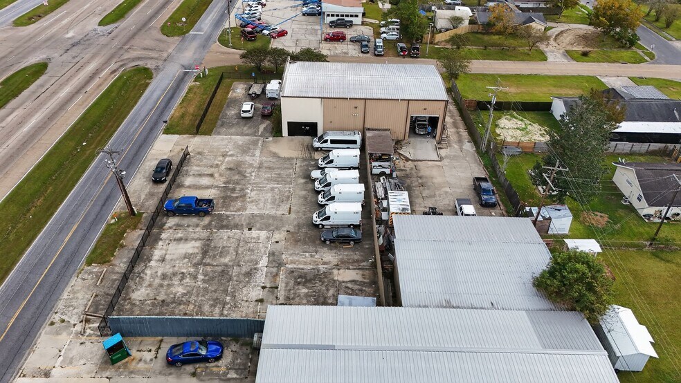 More Photos Of 15590 Florida Blvd, Baton Rouge Showroom For Sale