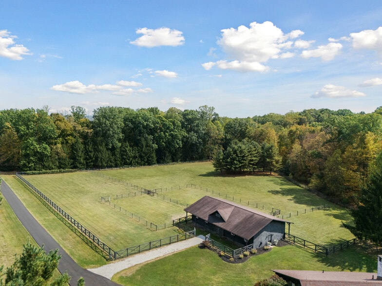 More Photos Of 550 Warner rd, Vienna Specialty For Sale