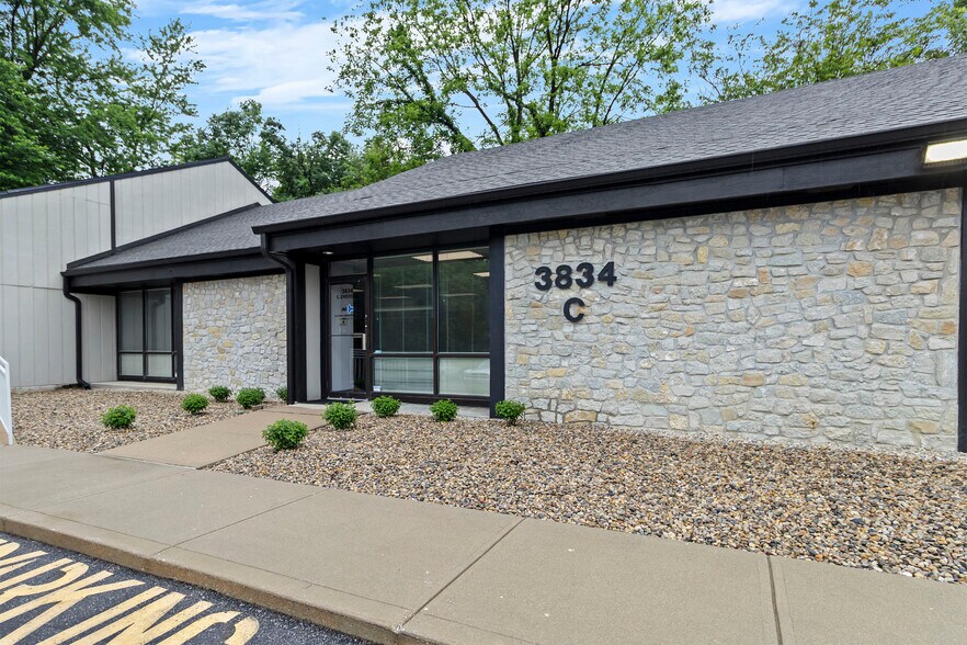 More Photos Of 3834 S Emerson Ave, Indianapolis Office For Lease