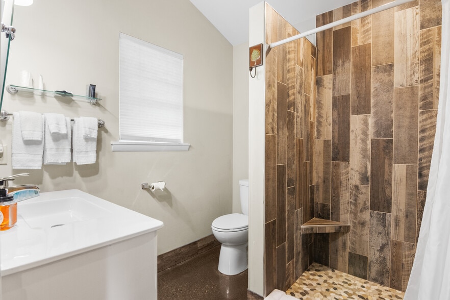 More Photos Of 4871 U.S. 31, Eastport Hotel For Sale