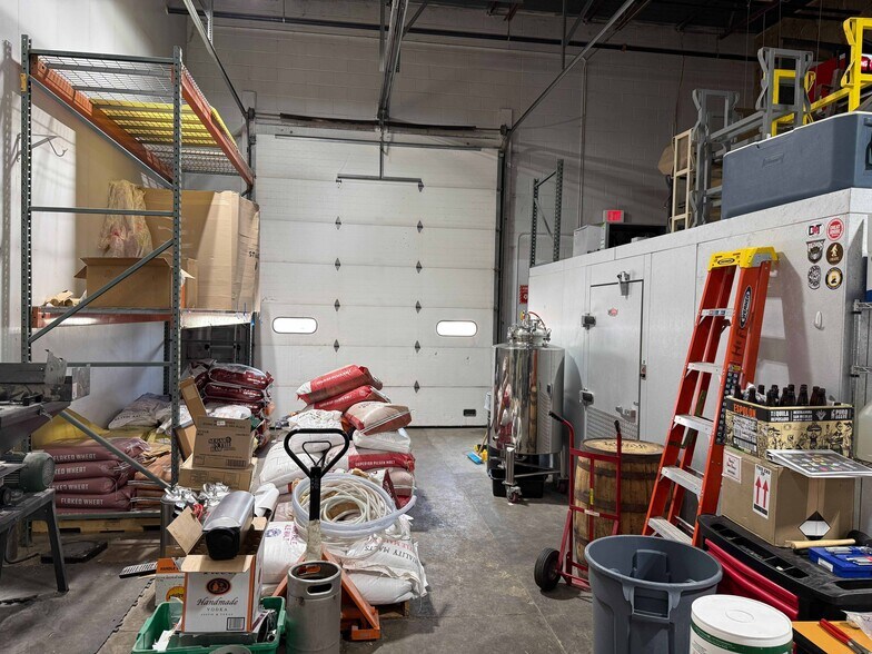 More Photos Of 103-114 S 11th St, West Des Moines Warehouse For Lease