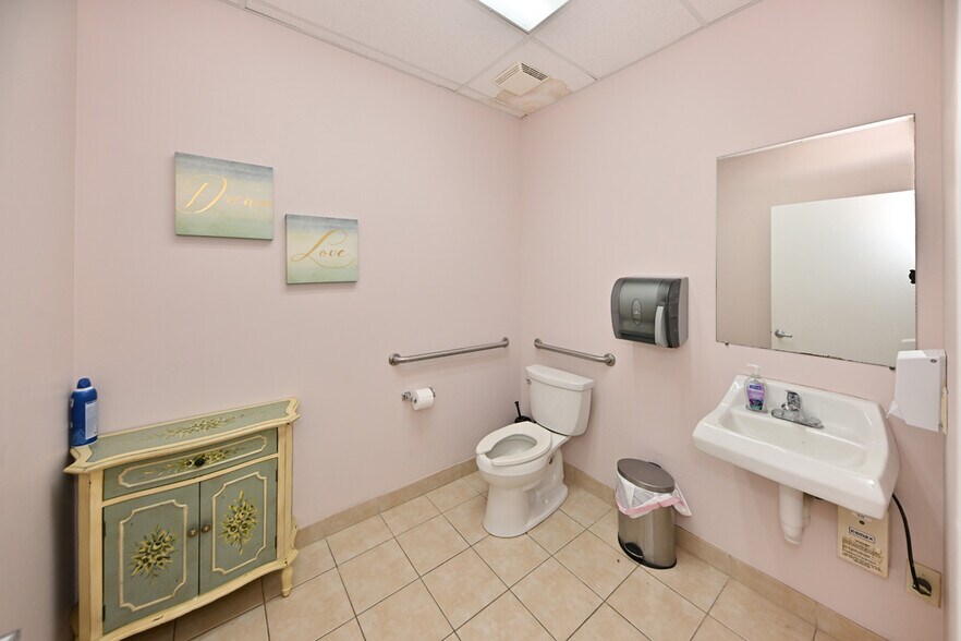 More Photos Of 60 Whitney Rd, Mahwah Warehouse For Lease