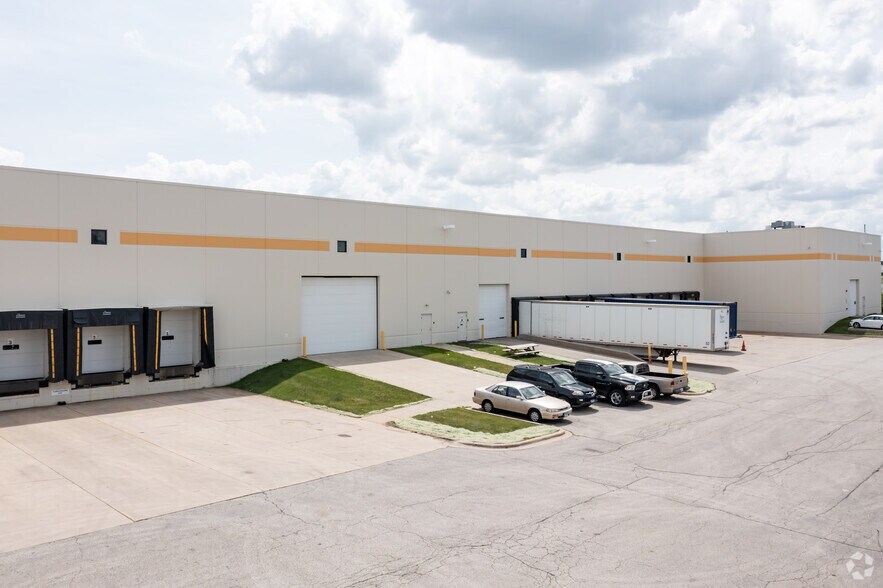 More Photos Of 545-565 Fullerton Ave, Carol Stream Warehouse For Lease