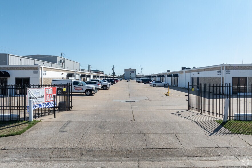More Photos Of 7999 Hansen Rd, Houston Unknown For Lease