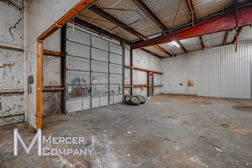 More Photos Of 3103 W Pioneer Pky, Pantego Warehouse For Lease
