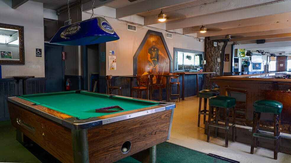 More Photos Of 7377 Redwood Blvd, Novato Bar For Lease