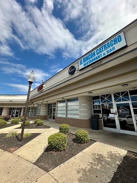 More Photos Of 204 W Woodlawn Rd, Charlotte Unknown For Lease