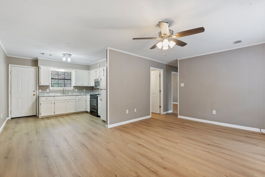 More Photos Of 16 Linder Rd, Greenbrier Apartments For Sale