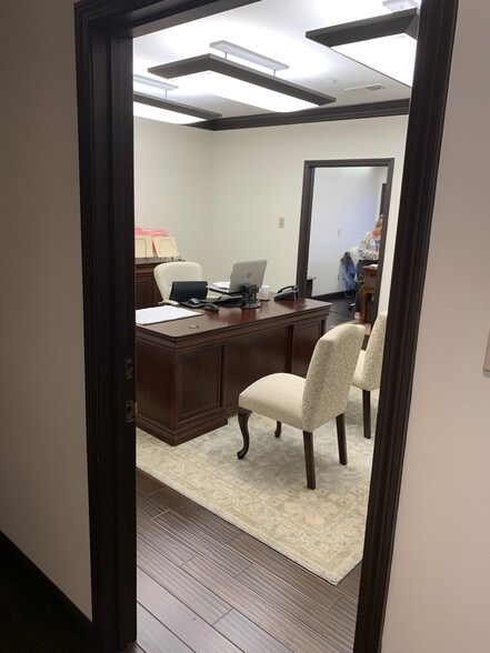 More Photos Of 4727-4729 Spottswood Ave, Memphis Office For Lease