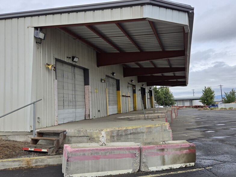 More Photos Of 2138 SW 2nd Ct, Redmond Distribution For Lease