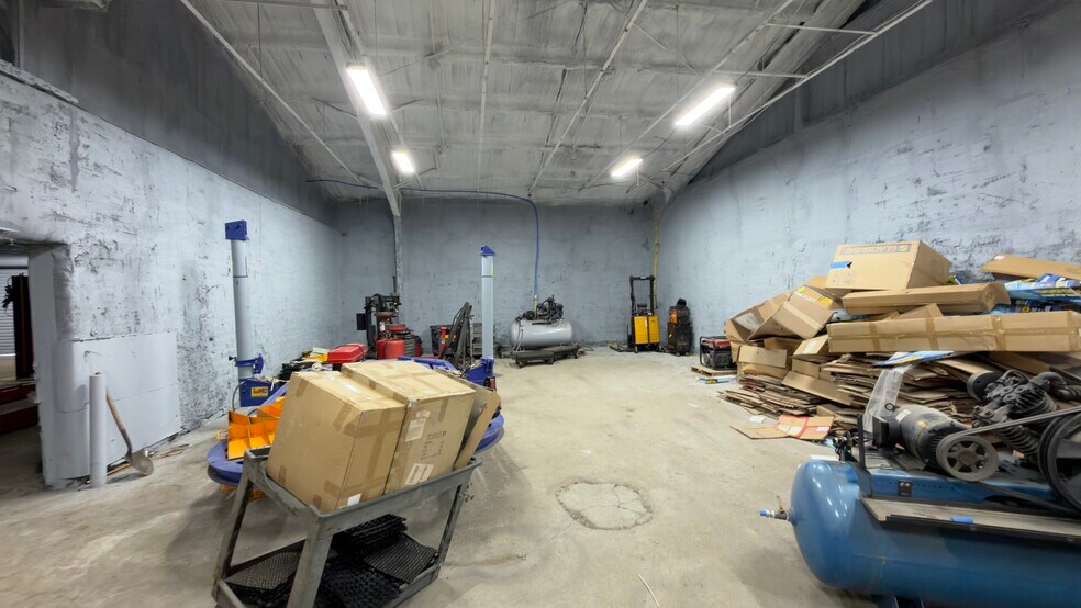 More Photos Of 2800 Delano St, Pensacola Warehouse For Lease