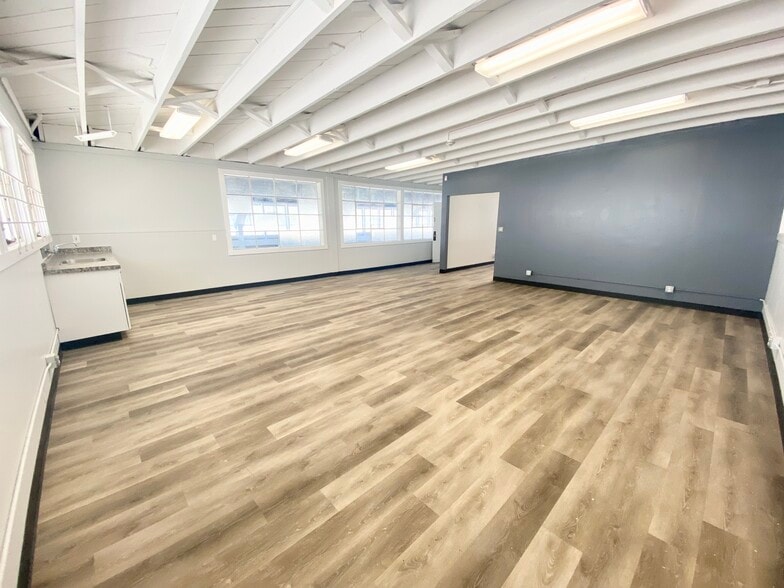 More Photos Of 3421 Hollis St, Oakland Warehouse For Lease
