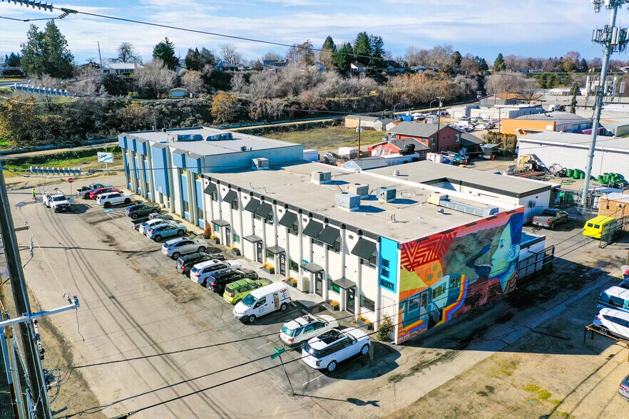 More Photos Of 104-108 W 31st St, Garden City Light Manufacturing For Sale