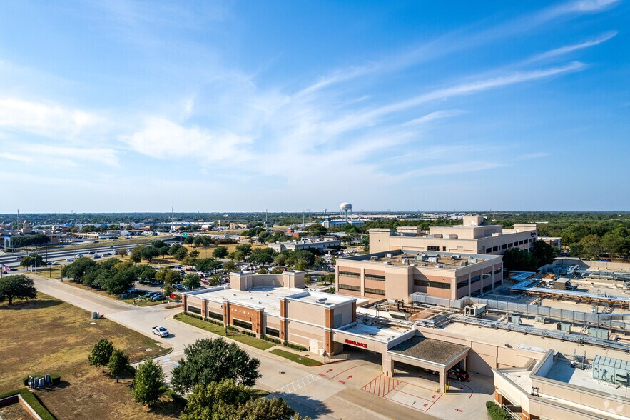 More Photos Of 500 W Main St, Lewisville Medical For Lease