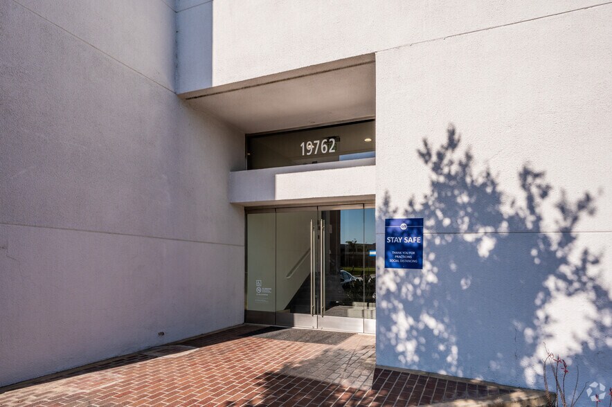 More Photos Of 19762 MacArthur Blvd, Irvine Loft Creative Space For Lease