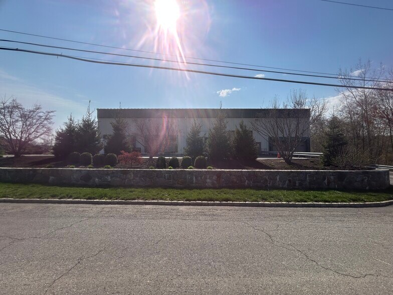 More Photos Of 96 Commerce Dr, Carmel Warehouse For Lease