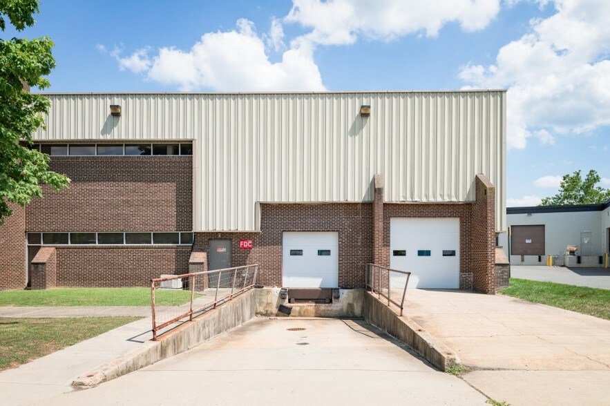 More Photos Of 7201 Lockport Pl, Lorton Warehouse For Lease