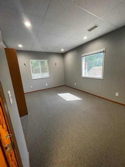 More Photos Of 6 Emerald Ter, Swansea Medical For Lease