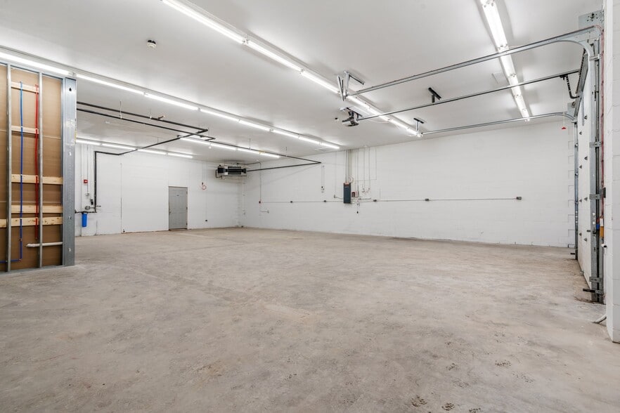 More Photos Of 894 Lafayette Rd, Seabrook Warehouse For Lease